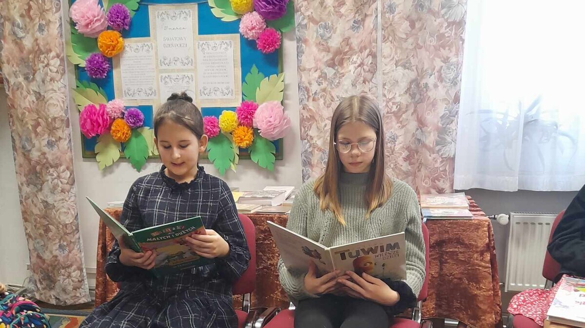 Dzieci czytają poezję w bibliotece 7