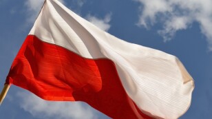 powiewająca flaga polski