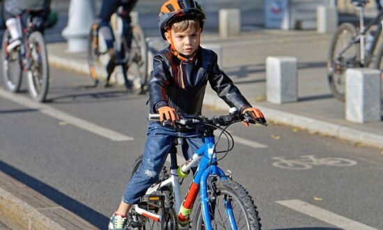 chłopiec w kasku na rowerze