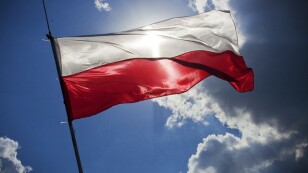 Flaga Polski na wietrze