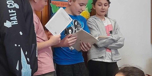 Dzieci czytają poezję w bibliotece 3