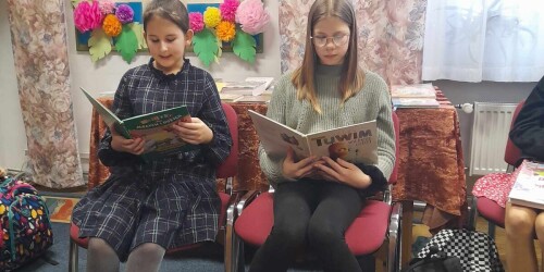 Dzieci czytają poezję w bibliotece 7