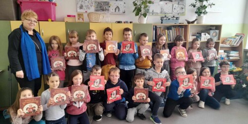 Zdjęcie zbiorowe klasy z książkami