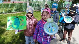 Dzieci na spacerze niosą transparenty z Dnia Ziemi 1