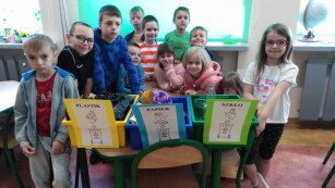 Dzieci segregują śmieci